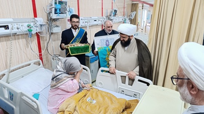 امام جمعه پاکدشت به همراه خادمین مسجد جمکران از بیماران عیادت کردند